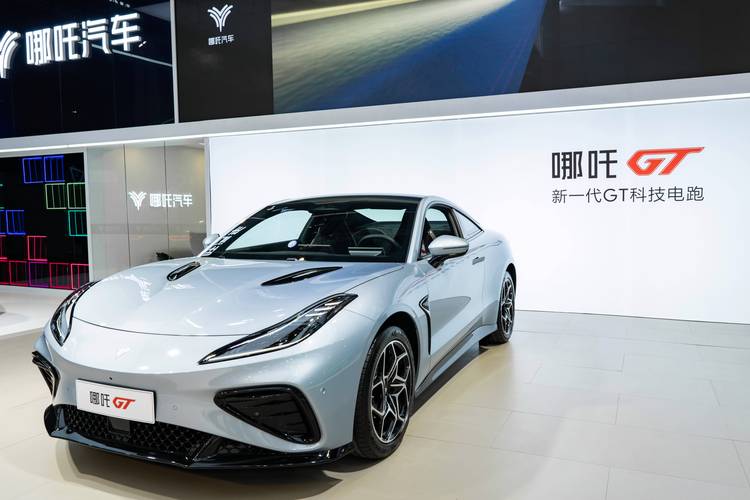 惠州51哪吒汽车在智能汽车领域的表现，领途汽车在新能源汽车市场中的影响力